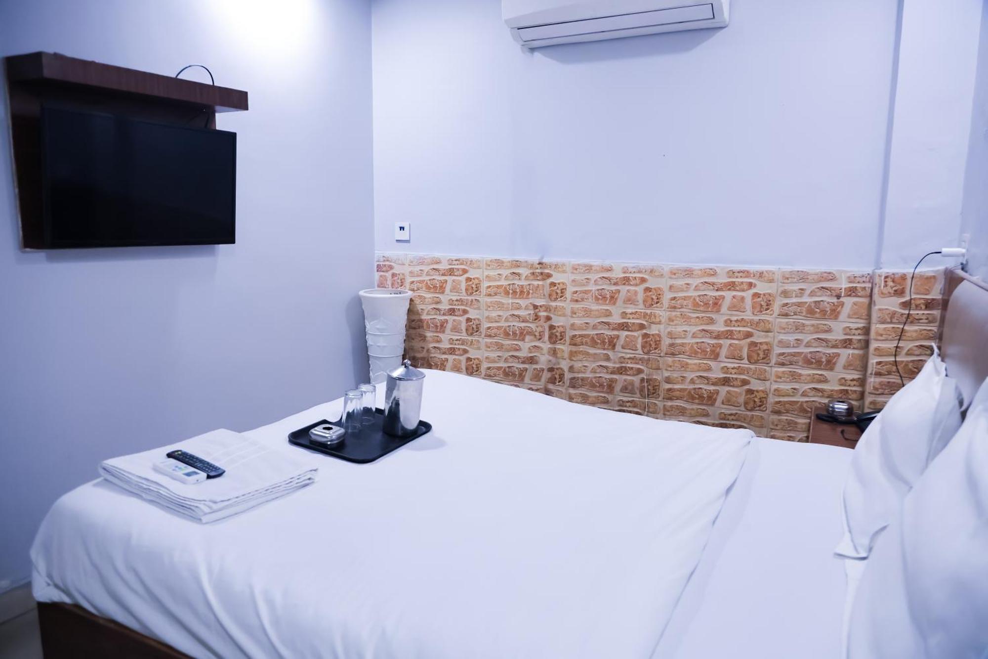 Mannat Stay Hotel - Laxmi Nagar New Delhi Exteriör bild