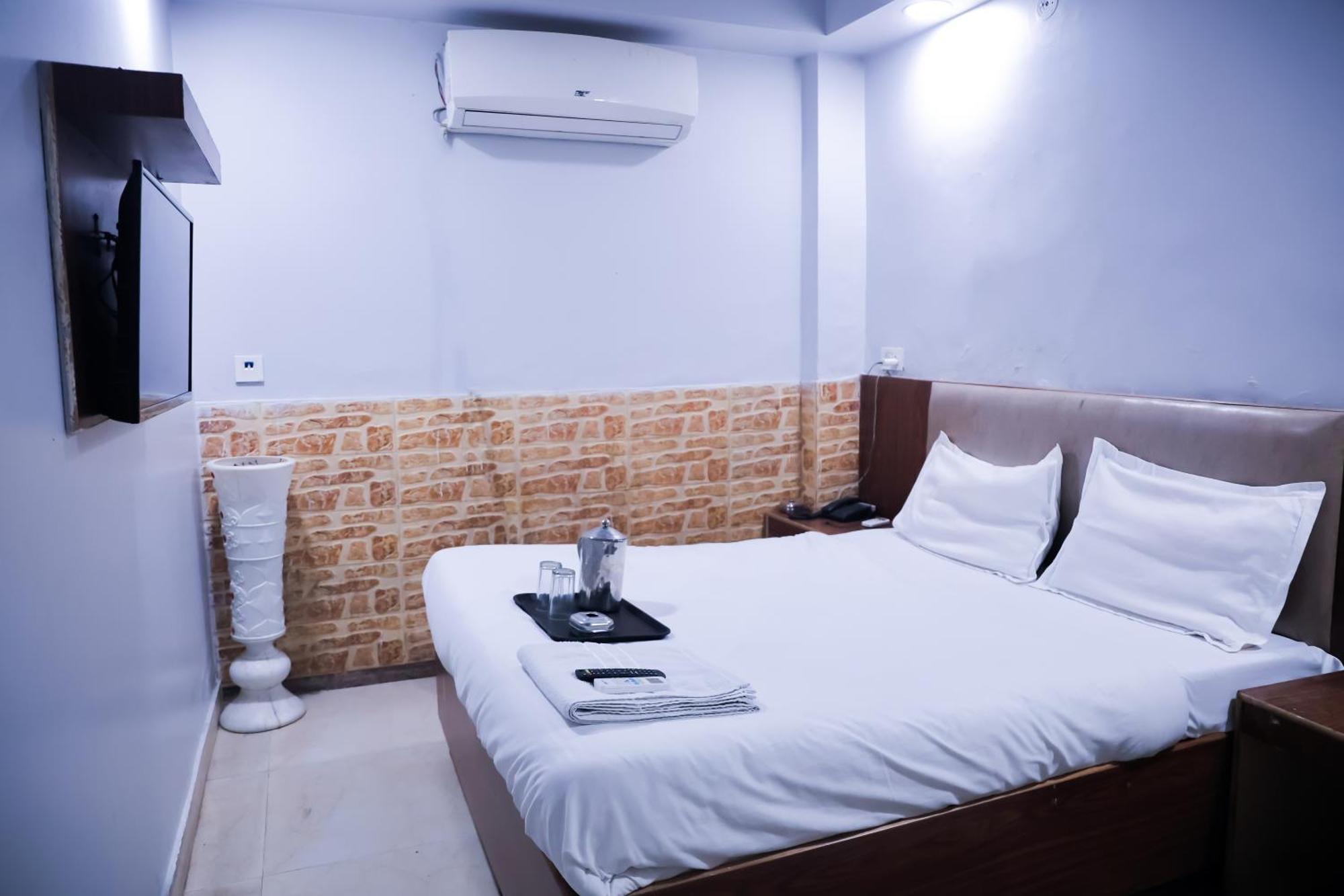 Mannat Stay Hotel - Laxmi Nagar New Delhi Exteriör bild