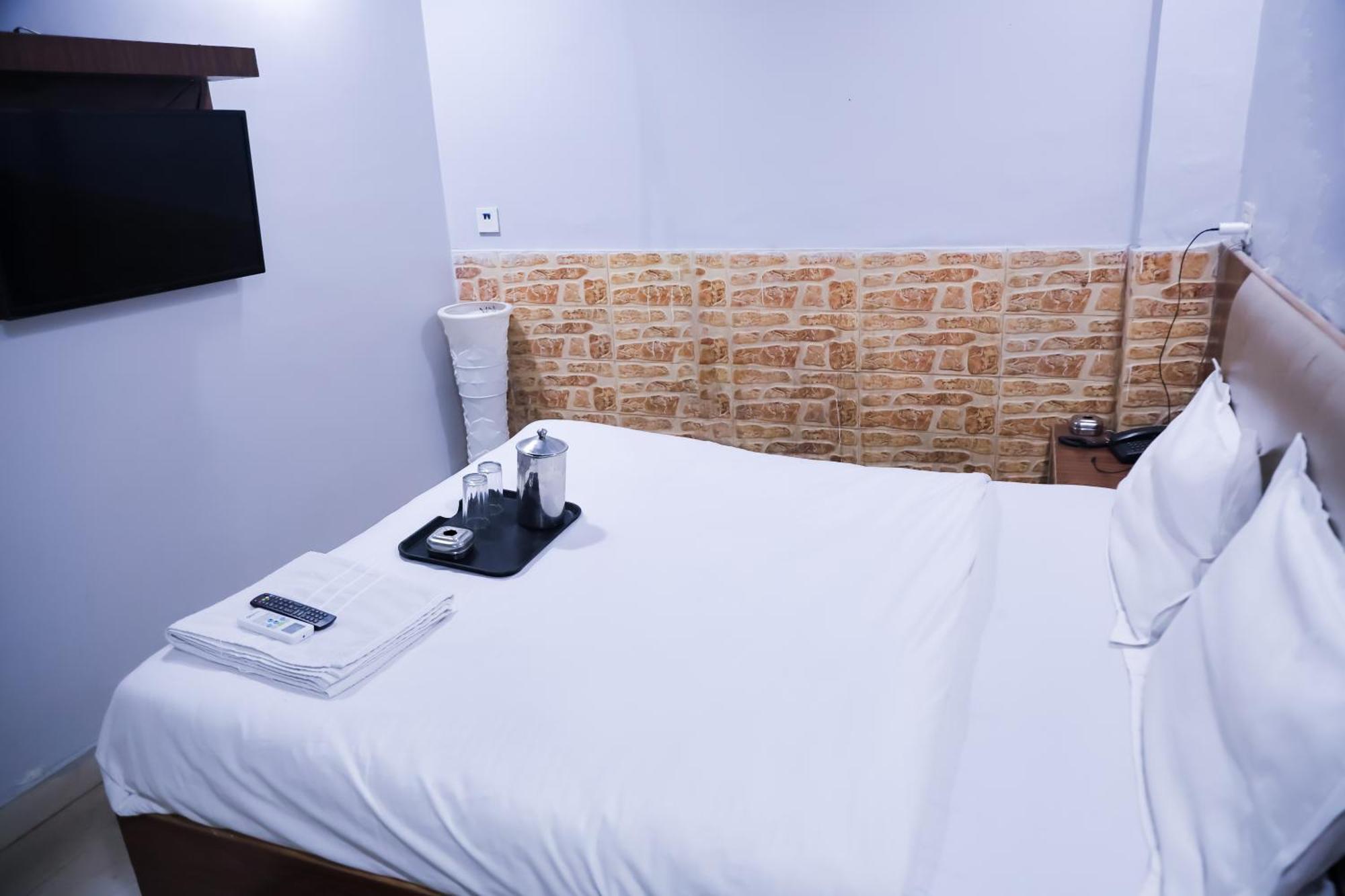 Mannat Stay Hotel - Laxmi Nagar New Delhi Exteriör bild